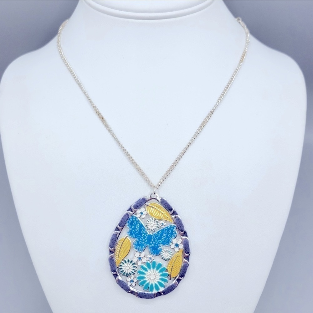 NWOT Chico’s Sliver tone Flower & Butterfly Necklace 16” w/ 3” extender